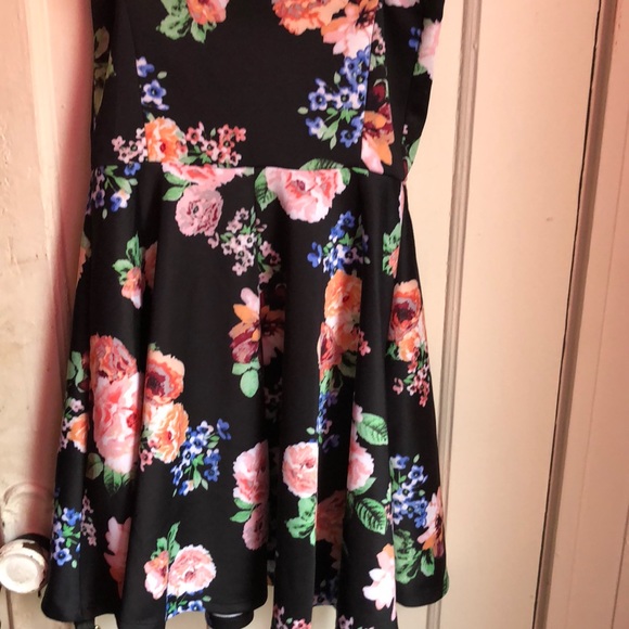 Floral design dress - Picture 4 of 5